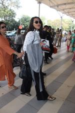 Sonakshi Sinha snapped at Airport on 6th Jan 2016